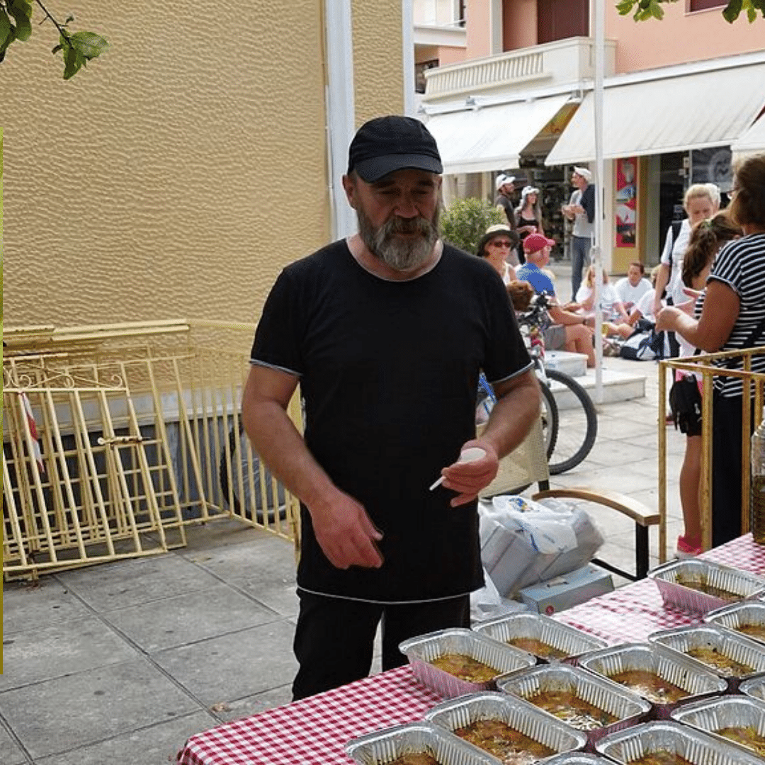 Το σπίτι του Άλλου Ανθρώπου Το "σπίτι του Άλλου Ανθρώπου" βρίσκεται στην οδό M Αλεξανδρου 122 και Αρτεμισιου 28 στο Μεταξουργείο[3]. Εκτός από αποθήκη, ο χώρος είναι ανοικτός για όποιον έχει ανάγκη να κάνει μπάνιο, να πάρει το πρωινό του ή να πιεί έναν καφέ. Προσφέρεται επίσης για προβες στην Θεατρικη ομαδα Ο Αλλος Ανθρωπος (ΑΑ)και ενισχυτική διδασκαλία σε μαθητές με τη βοήθεια εθελοντών εκπαιδευτικών[5].